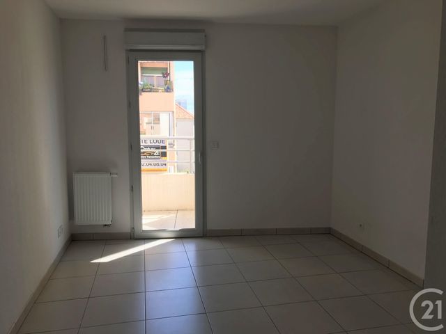 Afficher la photo en grand Appartement F3 à louer - 3 pièces - 62.32 m2 - ST LAURENT DU VAR - 06 - PROVENCE-ALPES-COTE-D-AZUR - Century 21 Rivièra Transactions