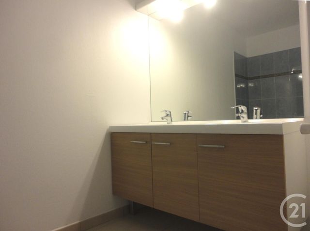 Afficher la photo en grand Appartement F3 à louer - 3 pièces - 62.32 m2 - ST LAURENT DU VAR - 06 - PROVENCE-ALPES-COTE-D-AZUR - Century 21 Rivièra Transactions