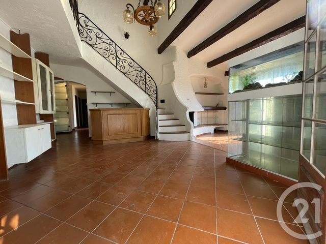 Afficher la photo en grand maison à vendre - 9 pièces - 210.97 m2 - ST LAURENT DU VAR - 06 - PROVENCE-ALPES-COTE-D-AZUR - Century 21 Rivièra Transactions