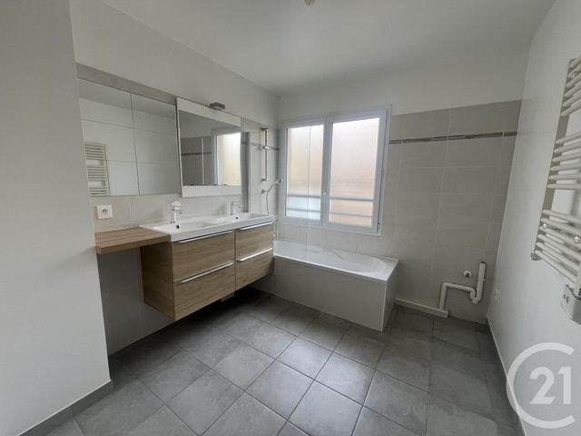 Afficher la photo en grand Appartement F4 à louer - 4 pièces - 89.6 m2 - ST LAURENT DU VAR - 06 - PROVENCE-ALPES-COTE-D-AZUR - Century 21 Rivièra Transactions