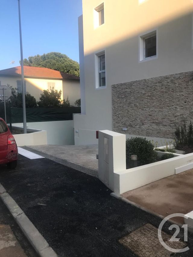 parking à louer - 20.0 m2 - ST LAURENT DU VAR - 06 - PROVENCE-ALPES-COTE-D-AZUR - Century 21 Rivièra Transactions