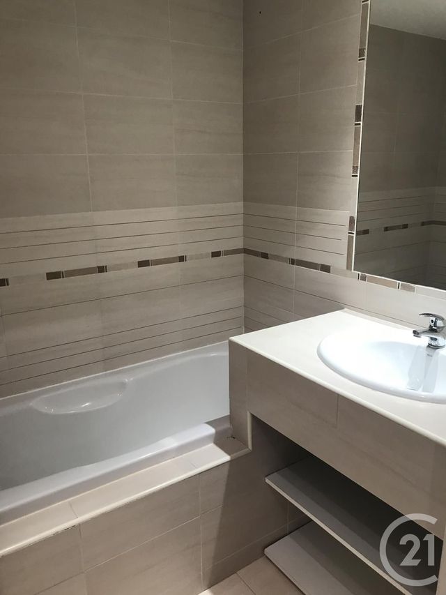 Appartement F4 à louer - 4 pièces - 80.04 m2 - ST LAURENT DU VAR - 06 - PROVENCE-ALPES-COTE-D-AZUR - Century 21 Rivièra Transactions