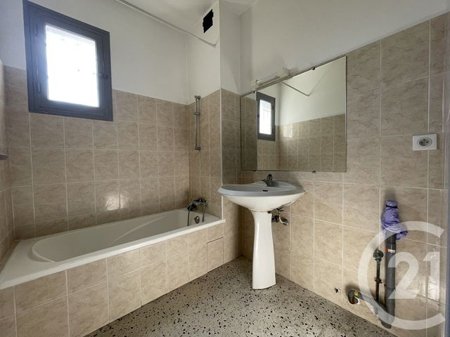 Appartement F5 à vendre - 5 pièces - 147.3 m2 - ST LAURENT DU VAR - 06 - PROVENCE-ALPES-COTE-D-AZUR - Century 21 Rivièra Transactions